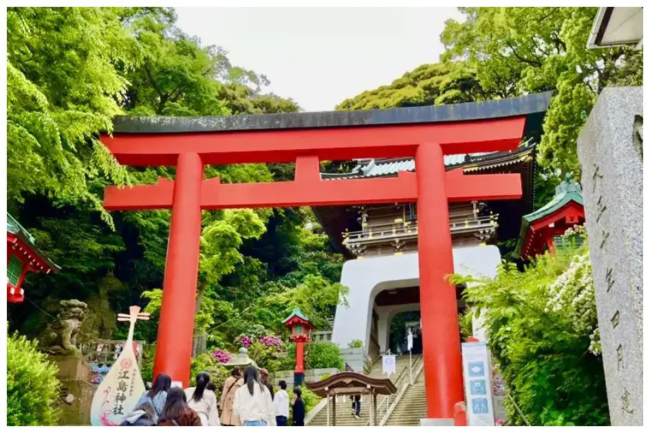 江の島に建つ江島神社の朱色の本殿