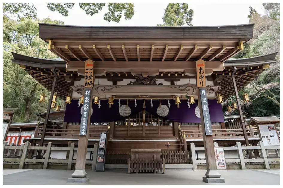枚岡神社の静かな本殿と参道