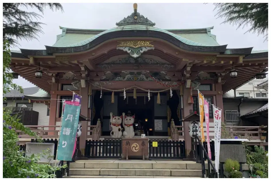 今戸神社の招き猫と本殿
