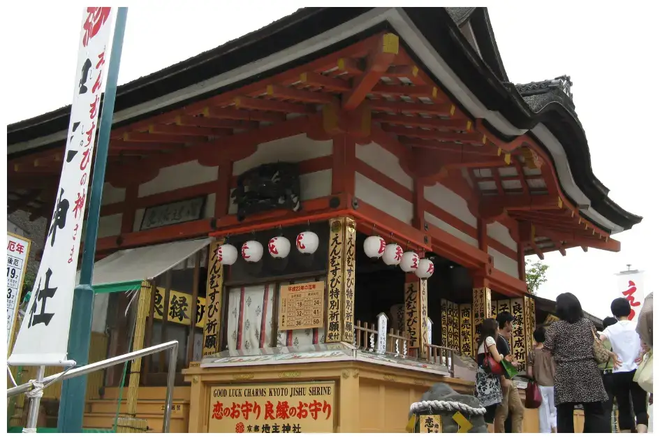 京都清水寺の地主神社にある恋占いの石
